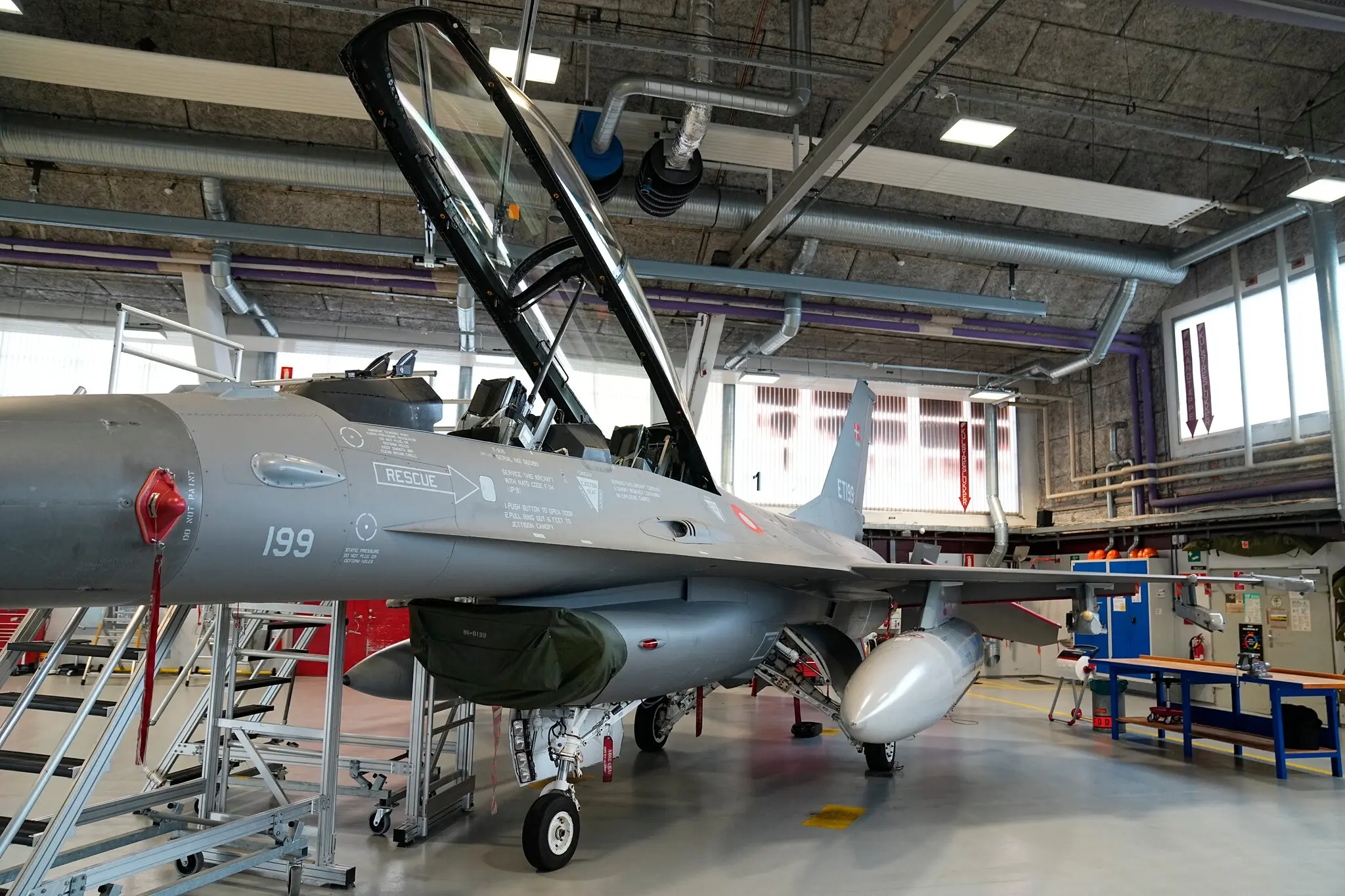 Датський F-16 на авіабазі Скрідструп у Данії в серпні. Зазвичай для обслуговування кожного F-16 потрібно від восьми до 14 осіб.